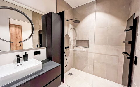 Apartment Places2Be: Flooring, Interior Design, Fussboden, Badezimmer, Armatur, Spiegel, Badezimmerschrank, Installation, Decke, Fliese