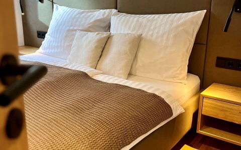 Apartment Places2Be: Flooring, Interior Design, Fussboden, Möbel, Schlafzimmer, Holz, Bett, Bedding, Bettdecke, Beleuchtung