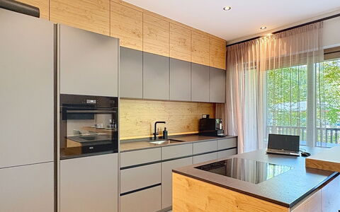 Apartment Places2Be: Küche, Countertop, Küchengerät, Flooring, Holz, Cabinetry, Interior Design, Möbel, Major Appliance, Fussboden