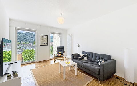 Cozy Home Lahnstein: Möbel, Interior Design, Flooring, Fussboden, Couch, Decke, Zimmer, Wohnzimmer, Wohnung, Tabelle