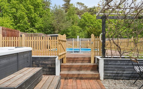 Ingalil - 950M from the Sea: Schwimmbad, Ferienort, Eco Hotel, Resort, Villa
