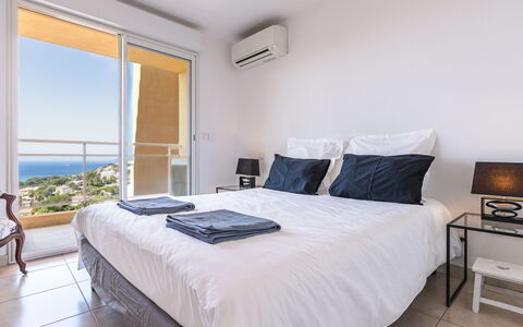 Diana: Möbel, Interior Design, Fussboden, Zimmer, Flooring, Wohnung, Meer, Stuhl, Bett