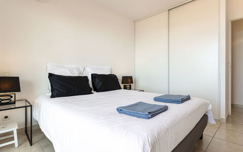 Diana: Bett, Möbel, Schlafzimmer, Interior Design, Zimmer, Fussboden, Bettdecke, Bedding, Flooring, Decke