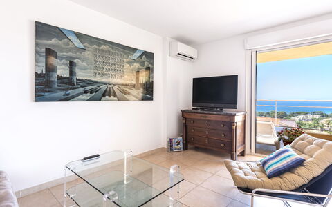 Diana: Möbel, Interior Design, Zimmer, Flooring, Fussboden, Fernsehen, Tabelle, Couch, Elektronisches Gerät, Wohnzimmer