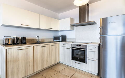 Diana: Flooring, Interior Design, Küche, Major Appliance, Countertop, Küchengerät, Holz, Cabinetry, Fussboden, Zimmer
