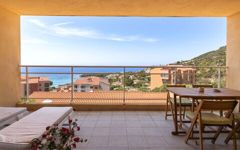 Diana: Möbel, Balkon, Wohnung, Gartenmöbel, Resort, Stuhl, Veranda, Schatten, Eco Hotel, Holzbeize