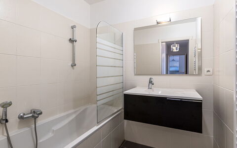 Diana: Badezimmer, Armatur, Flooring, Interior Design, Fussboden, Badewanne, Zapfhahn, Sinken, Installation, Spiegel