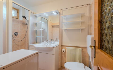 Casa Roby: Badezimmer, Bad Sink, Armatur, Interior Design, Flooring, Fussboden, Sinken, Zapfhahn, Badezimmerschrank, Installation