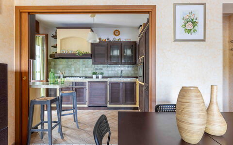 Casa Dolceconero: Möbel, Interior Design, Küche, Flooring, Holz, Countertop, Cabinetry, Beleuchtung, Stuhl, Küche & Esszimmer Tisch