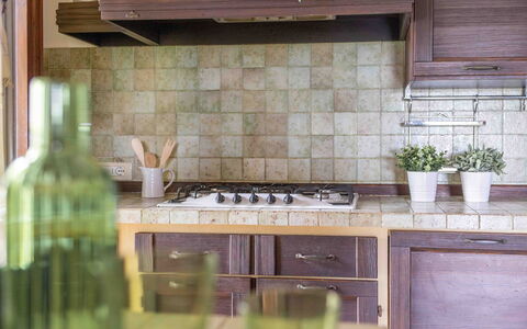 Casa Dolceconero: Küche, Countertop, Holz, Interior Design, Flooring, Cabinetry, Küchengerät, Fussboden, Herd, Zuhause