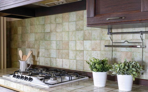 Casa Dolceconero: Küche, Flooring, Countertop, Küchengerät, Fliese, Herd, Gasherd, Herd, Natürliches Material, Cooktop