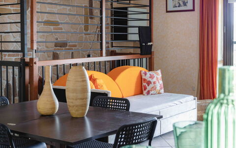 Casa Dolceconero: Möbel, Interior Design, Wand, Stuhl, Tabelle, Flooring, Fussboden, Beleuchtung, Wohnzimmer, Orange