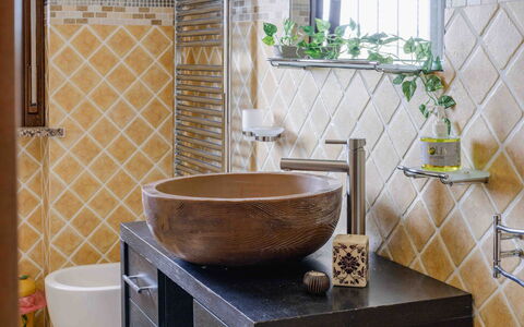Casa Dolceconero: Armatur, Flooring, Interior Design, Badezimmer, Zapfhahn, Fussboden, Fliese, Sinken, Installation, Bad Sink