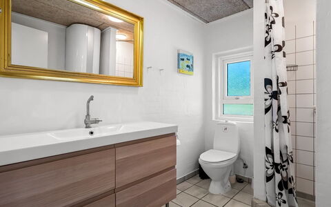 Fria - 200M from the Sea: Flooring, Armatur, Fussboden, Interior Design, Bad Sink, Badezimmer, Sinken, Holz, Badezimmerschrank, Toilette