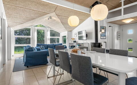 Fria - 200M from the Sea: Interior Design, Decke, Holz, Möbel, Flooring, Fussboden, Couch, Wohnzimmer, Zuhause, Light Fixture