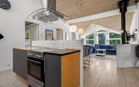 Fria - 200M from the Sea: Interior Design, Flooring, Holz, Decke, Light Fixture, Möbel, Küche, Fussboden, Beleuchtung, Haushaltsgerät