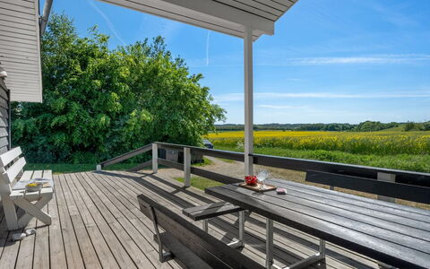 Fria - 200M from the Sea: Holz, Veranda, Deck, Hartholz, Planke, Holzboden, Holzbeize, Schatten, Gartenmöbel, Stuhl