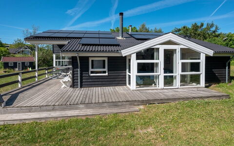 Fria - 200M from the Sea: Zuhause, Haus, Dach, Hütte, Tür, Veranda, Abstellgleis, Gartenbauten, Estate, Schatten
