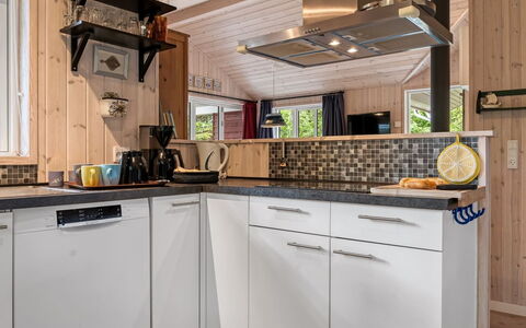 Ferdine - from the Sea: Küche, Holz, Major Appliance, Countertop, Küchengerät, Interior Design, Armatur, Flooring, Cabinetry, Sinken