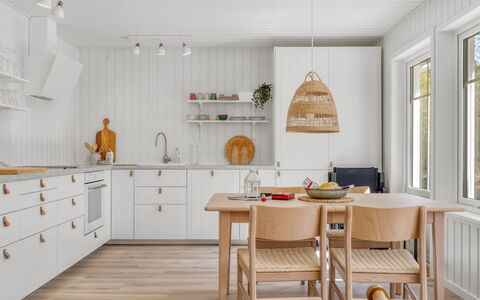 Edine - 917M from the Sea: Flooring, Holz, Möbel, Fussboden, Holzboden, Interior Design, Zuhause, Küche, Countertop, Laminatboden