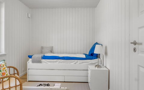 Edine - 917M from the Sea: Flooring, Interior Design, Holz, Fussboden, Möbel, Schlafzimmer, Zimmer, Zuhause, Bett, Holzboden