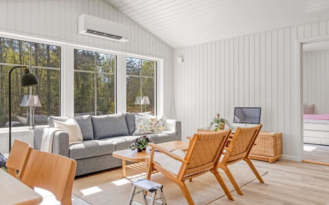 Edine - 917M from the Sea: Flooring, Interior Design, Holz, Möbel, Fussboden, Holzboden, Wohnzimmer, Decke, Couch, Zimmer