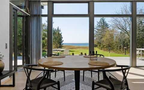 Beatrice - 100M to the Fjord: Möbel, Flooring, Stuhl, Tabelle, Fussboden, Küche & Esszimmer Tisch, Holz, Interior Design, Esszimmer, Holzboden