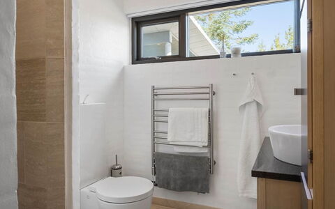 Beatrice - 100M to the Fjord: Badezimmer, Interior Design, Armatur, Wand, Flooring, Sinken, Fussboden, Toilette, Zapfhahn, Badezimmerschrank