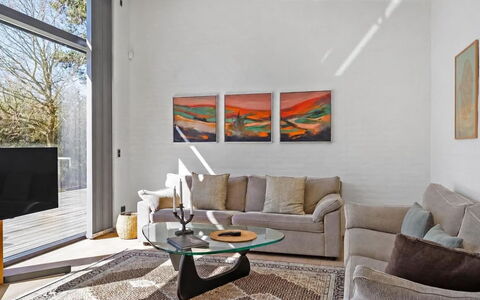 Beatrice - 100M to the Fjord: Möbel, Interior Design, Couch, Flooring, Fussboden, Wand, Wohnzimmer, Zimmer, Holz, Decke