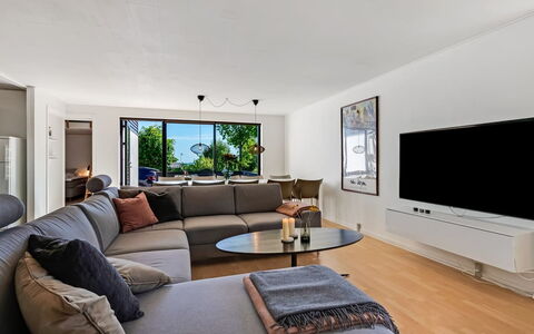 Isalie - 300M from the Sea: Möbel, Interior Design, Couch, Flooring, Wohnzimmer, Fussboden, Wand, Holz, Zimmer, Fernsehen