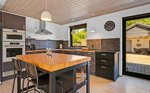 Isalie - 300M from the Sea: Möbel, Interior Design, Küche, Countertop, Flooring, Holz, Decke, Cabinetry, Fussboden, Light Fixture