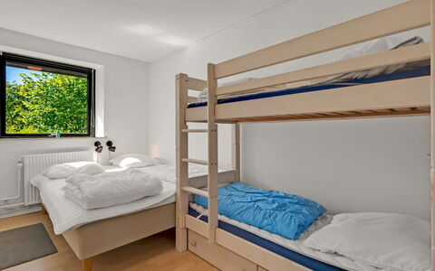 Isalie - 300M from the Sea: Etagenbett, Bett, Schlafzimmer, Holz, Bedding, Bettdecke, Wohnheim, Bettrahmen, Interior Design, Möbel