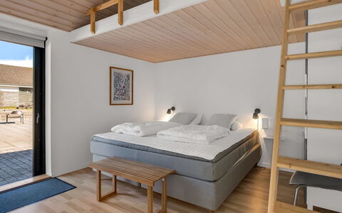Isalie - 300M from the Sea: Holz, Flooring, Fussboden, Interior Design, Möbel, Schlafzimmer, Decke, Bett, Zimmer, Bettrahmen