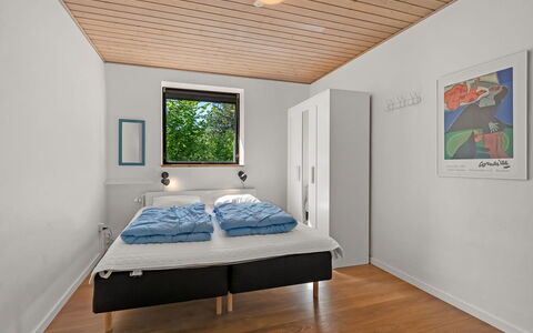 Isalie - 300M from the Sea: Interior Design, Schlafzimmer, Holz, Bett, Decke, Fussboden, Möbel, Flooring, Bettdecke, Bedding