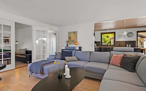 Isalie - 300M from the Sea: Möbel, Interior Design, Couch, Flooring, Fussboden, Wohnzimmer, Holz, Decke, Zimmer, Wohnung