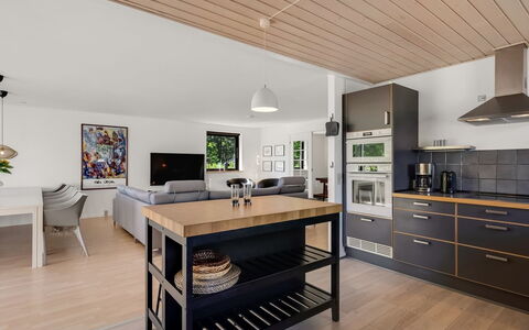 Isalie - 300M from the Sea: Möbel, Interior Design, Flooring, Küche, Countertop, Holz, Decke, Holzboden, Cabinetry, Fussboden