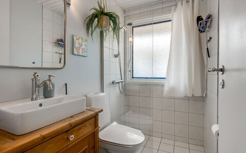 Skuli - 300M from the Sea: Bad Sink, Badezimmer, Armatur, Sinken, Interior Design, Zapfhahn, Toilleten Sitz, Spiegel, Toilette, Installation