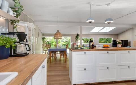 Skuli - 300M from the Sea: Küche, Countertop, Flooring, Cabinetry, Interior Design, Möbel, Holz, Küchengerät, Light Fixture, Fussboden