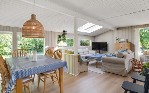 Skuli - 300M from the Sea: Möbel, Interior Design, Holz, Flooring, Decke, Fussboden, Couch, Zuhause, Stuhl, Wohnzimmer