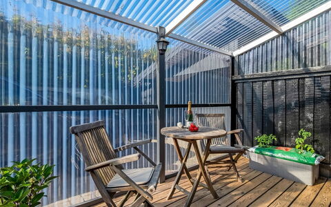 Skuli - 300M from the Sea: Verbundwerkstoff, Metall, Blumentopf, Deck, Glas, Veranda, Schatten, Zimmerpflanze, Design, Hartholz