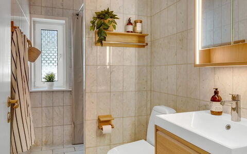 Senija - 175M from the Sea: Badezimmer, Armatur, Flooring, Interior Design, Bad Sink, Sinken, Fussboden, Toilette, Toilleten Sitz, Zapfhahn