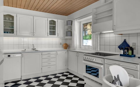 Senija - 175M from the Sea: Küche, Flooring, Küchengerät, Major Appliance, Fussboden, Countertop, Cabinetry, Interior Design, Holz, Decke