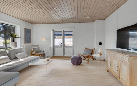 Senija - 175M from the Sea: Möbel, Interior Design, Flooring, Fussboden, Wand, Holzboden, Holz, Decke, Light Fixture, Wohnzimmer