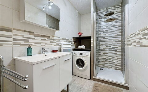 California: Flooring, Waschmaschine, Interior Design, Fussboden, Badezimmerschrank, Armatur, Wäschekammer, Decke, Wäschetrockner, Badezimmer