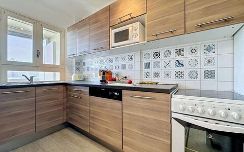 California: Küche, Major Appliance, Cabinetry, Flooring, Holz, Küchengerät, Interior Design, Countertop, Wohnung, Fussboden