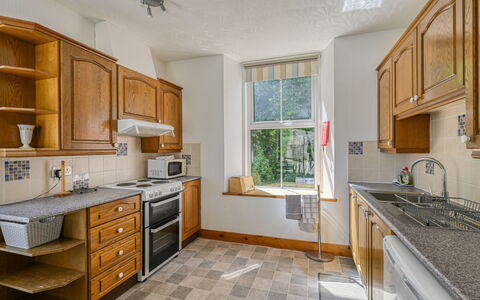 Coach House on Aigas Golf Course: Küche, Countertop, Major Appliance, Küchengerät, Holz, Flooring, Cabinetry, Möbel, Interior Design, Fussboden