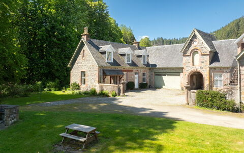 Coach House on Aigas Golf Course: Gebäude, Gras, Fenster, Haus, Dach, Zuhause, Strauch, Hütte, Landschaft