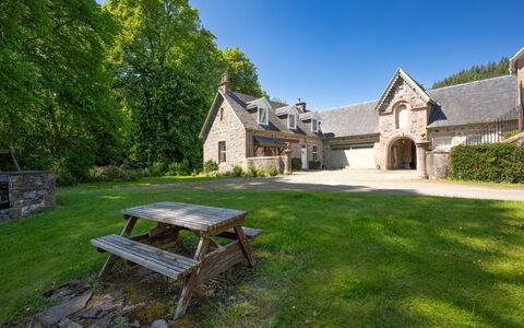 Coach House on Aigas Golf Course: Gras, Haus, Zuhause, Dach, Die Architektur, Strauch, Landschaft, Hütte, Einfach, Ländliches Gebiet