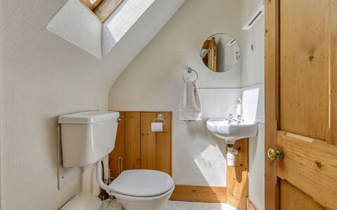 Coach House on Aigas Golf Course: Armatur, Badezimmer, Flooring, Sinken, Interior Design, Fussboden, Installation, Bad Sink, Zapfhahn, Toilette
