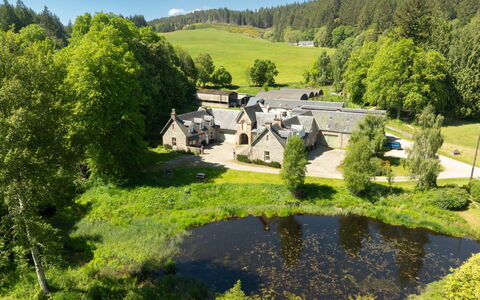 Coach House on Aigas Golf Course: Gras, Haus, Zuhause, Landschaft, Hütte, Strauch, Dach, Estate, Ländliches Gebiet, Menschliche Siedlung
